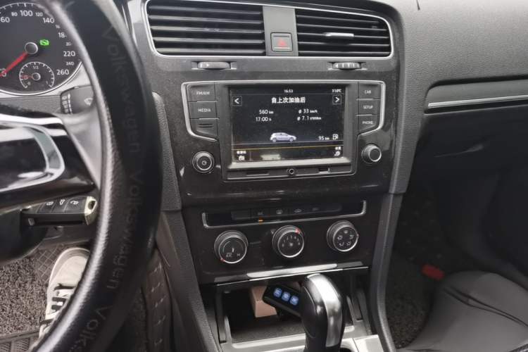 Used Volkswagen Golf 2017 1.6L Automatic Comfort Million-Vehicle Anniversary Edition Audio And AC Panel