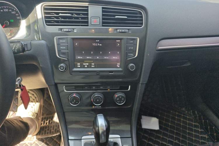 Used Volkswagen Golf 2017 1.6L Automatic Comfort Million-Vehicle Anniversary Edition Audio And AC Panel