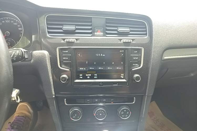 Used Volkswagen Golf 2017 1.6L Automatic Comfort Million-Vehicle Anniversary Edition Audio And AC Panel