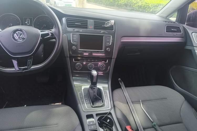 Used Volkswagen Golf 2017 1.6L Automatic Comfort Million-Vehicle Anniversary Edition Audio And AC Panel