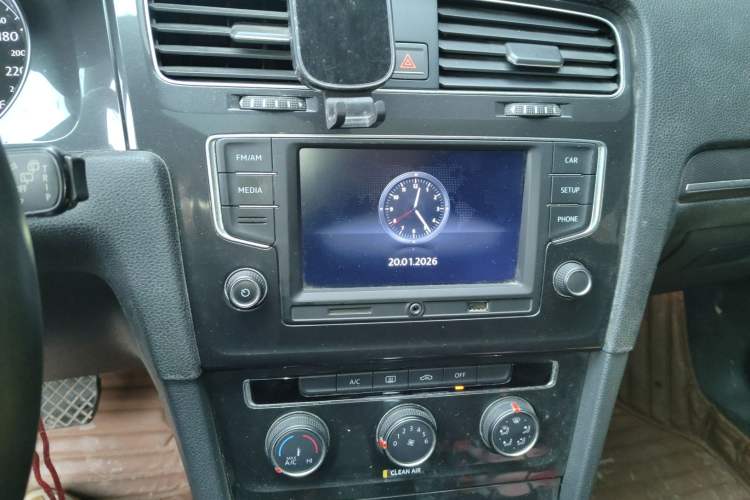 Used Volkswagen Golf 2017 1.6L Automatic Comfort Million-Vehicle Anniversary Edition Audio And AC Panel