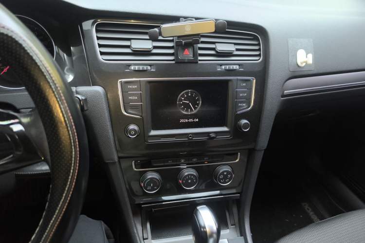 Used Volkswagen Golf 2017 1.6L Automatic Comfort Million-Vehicle Anniversary Edition Audio And AC Panel