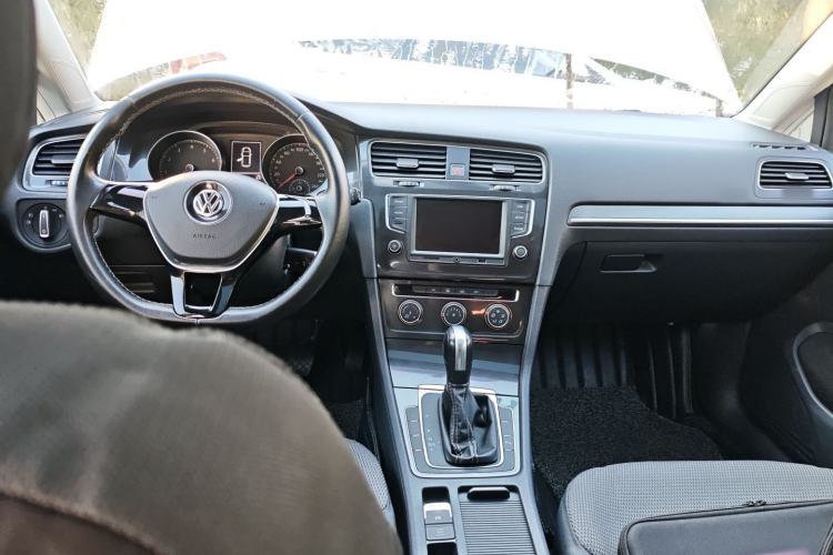 Used Volkswagen Golf 2017 1.6L Automatic Comfort Million-Vehicle Anniversary Edition Center Console