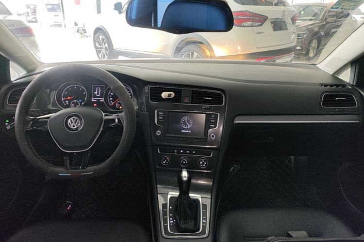 Used Volkswagen Golf 2017 230TSI Automatic Comfort Edition – Celebrating Milestone of One Million Units Center Console