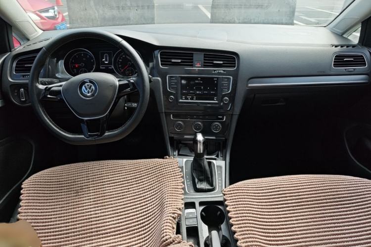 Used Volkswagen Golf 2017 230TSI Automatic Comfort Edition – Celebrating Milestone of One Million Units Center Console