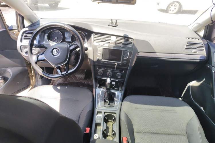 Used Volkswagen Golf 2017 230TSI Automatic Comfort Edition – Celebrating Milestone of One Million Units Center Console