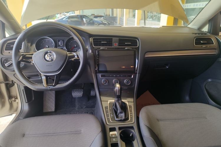 Used Volkswagen Golf 2017 230TSI Automatic Comfort Edition – Celebrating Milestone of One Million Units Center Console