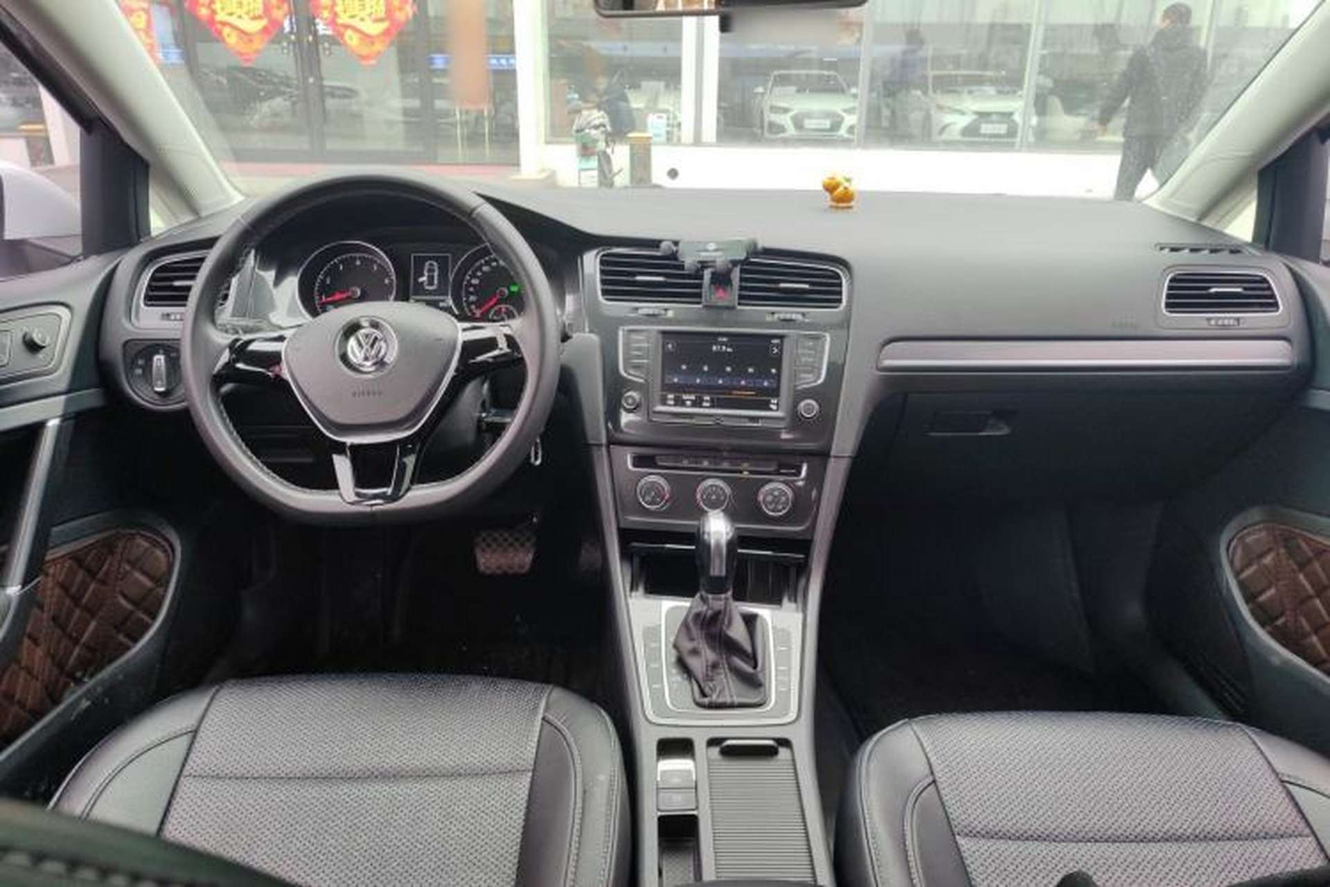 Used Volkswagen Golf 2017 230TSI Automatic Comfort Edition – Celebrating Milestone of One Million Units Center Console