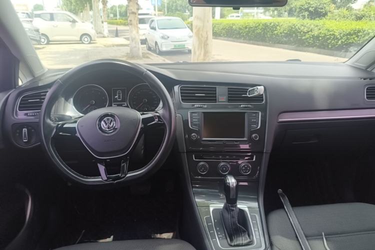 Used Volkswagen Golf 2017 1.6L Automatic Comfort Million-Vehicle Anniversary Edition Center Console