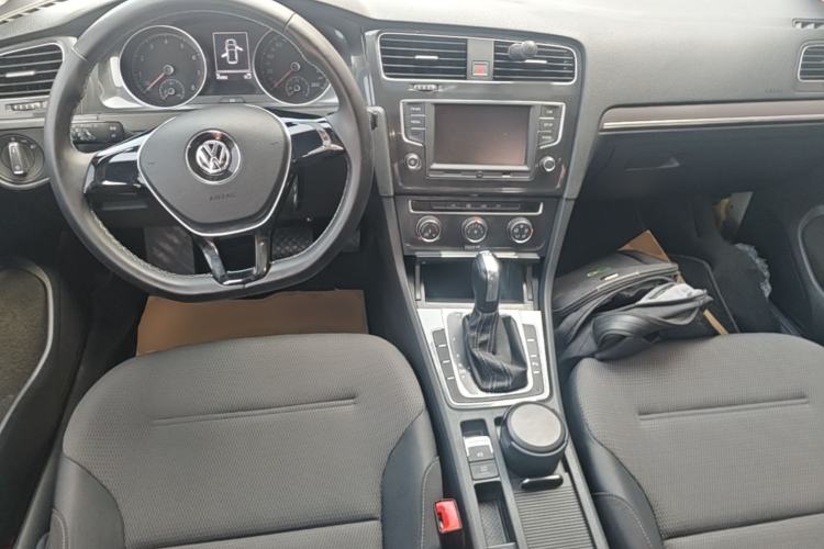 Used Volkswagen Golf 2017 230TSI Automatic Comfort Edition – Celebrating Milestone of One Million Units Center Console