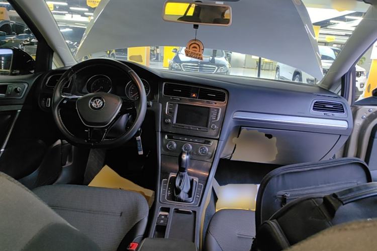 Used Volkswagen Golf 2017 230TSI Automatic Comfort Edition – Celebrating Milestone of One Million Units Center Console