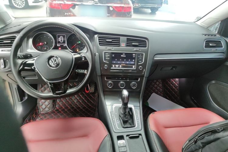 Used Volkswagen Golf 2017 230TSI Automatic Comfort Edition – Celebrating Milestone of One Million Units Center Console