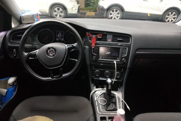 Used Volkswagen Golf 2017 1.6L Automatic Comfort Million-Vehicle Anniversary Edition Center Console