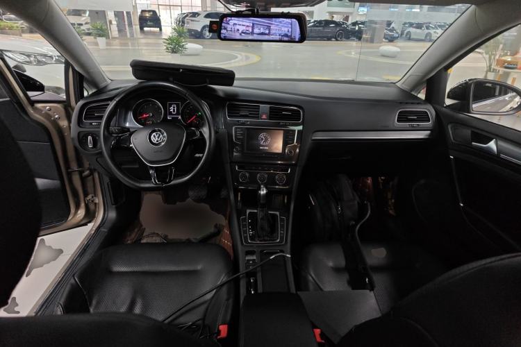 Used Volkswagen Golf 2017 1.6L Automatic Comfort Million-Vehicle Anniversary Edition Center Console