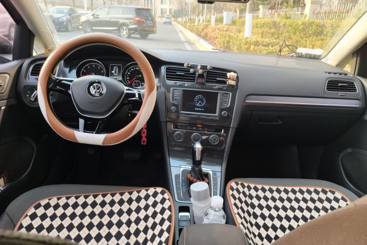 Used Volkswagen Golf 2017 230TSI Automatic Comfort Edition – Celebrating Milestone of One Million Units Center Console