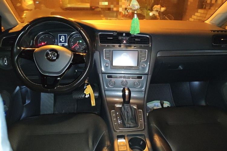 Used Volkswagen Golf 2017 230TSI Automatic Comfort Edition – Celebrating Milestone of One Million Units Center Console