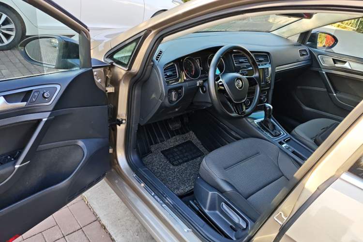 Used Volkswagen Golf 2017 1.6L Automatic Comfort Million-Vehicle Anniversary Edition Driver Seat