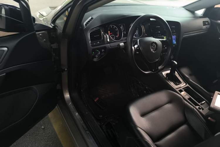 Used Volkswagen Golf 2017 1.6L Automatic Comfort Million-Vehicle Anniversary Edition Driver Seat