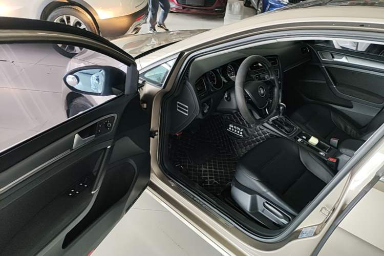 Used Volkswagen Golf 2017 230TSI Automatic Comfort Edition – Celebrating Milestone of One Million Units Driver Seat