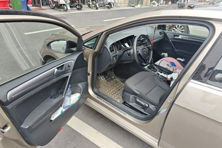 Used Volkswagen Golf 2017 230TSI Automatic Comfort Edition – Celebrating Milestone of One Million Units Driver Seat