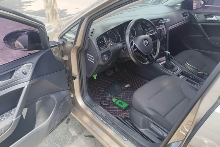 Used Volkswagen Golf 2017 1.6L Automatic Comfort Million-Vehicle Anniversary Edition Driver Seat