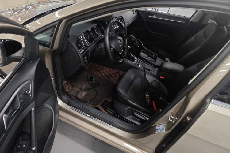 Used Volkswagen Golf 2017 1.6L Automatic Comfort Million-Vehicle Anniversary Edition Driver Seat