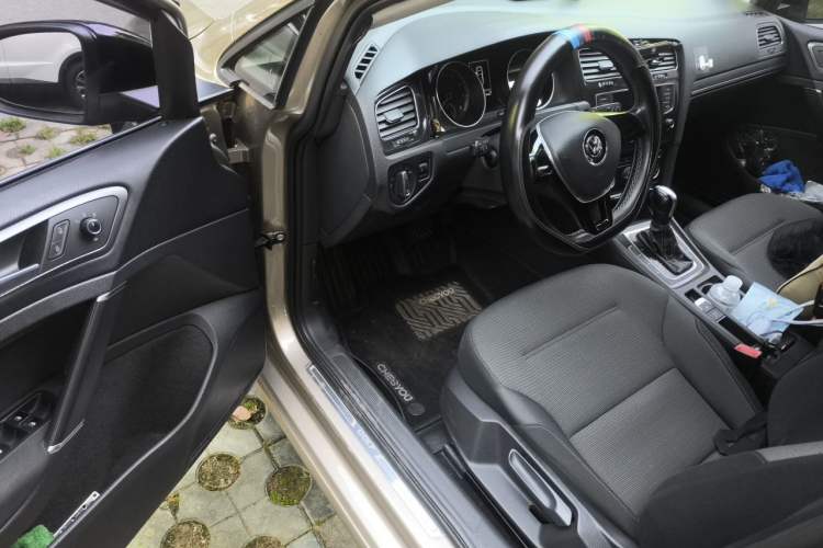 Used Volkswagen Golf 2017 1.6L Automatic Comfort Million-Vehicle Anniversary Edition Driver Seat