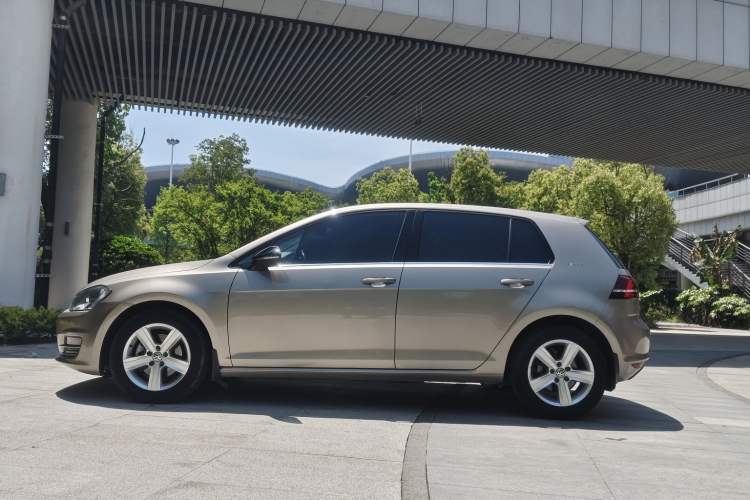 Used Volkswagen Golf 2017 1.6L Automatic Comfort Million-Vehicle Anniversary Edition Exterior 3