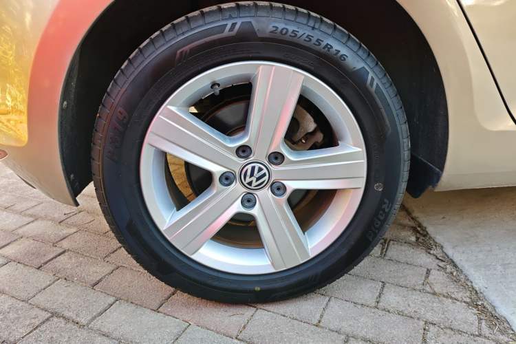 Used Volkswagen Golf 2017 1.6L Automatic Comfort Million-Vehicle Anniversary Edition Exterior 4