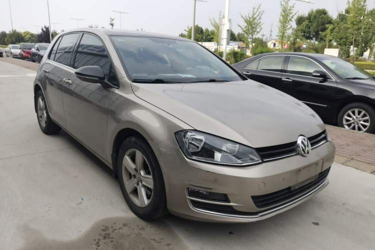 Used Volkswagen Golf 2017 1.6L Automatic Comfort Million-Vehicle Anniversary Edition Front Right 45 Deg
