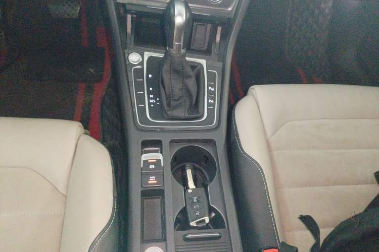 Used Volkswagen Golf 2017 230TSI Automatic Luxury Million-Vehicle Commemorative Edition Gear Lever