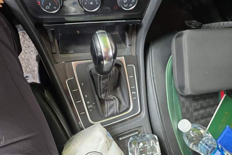 Used Volkswagen Golf 2017 1.6L Automatic Comfort Million-Vehicle Anniversary Edition Gear Lever