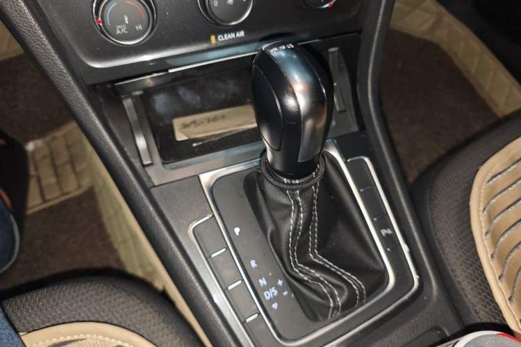 Used Volkswagen Golf 2017 230TSI Automatic Comfort Edition – Celebrating Milestone of One Million Units Gear Lever