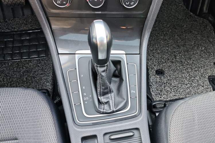 Used Volkswagen Golf 2017 1.6L Automatic Comfort Million-Vehicle Anniversary Edition Gear Lever