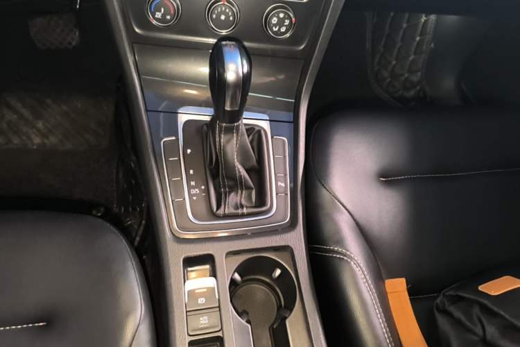 Used Volkswagen Golf 2017 1.6L Automatic Comfort Million-Vehicle Anniversary Edition Gear Lever