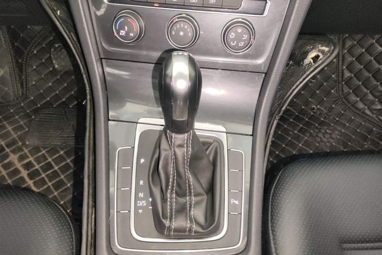 Used Volkswagen Golf 2017 230TSI Automatic Comfort Edition – Celebrating Milestone of One Million Units Gear Lever