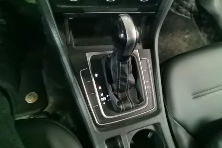 Used Volkswagen Golf 2017 1.6L Automatic Comfort Million-Vehicle Anniversary Edition Gear Lever