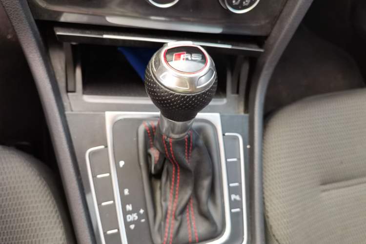 Used Volkswagen Golf 2017 230TSI Automatic Comfort Edition – Celebrating Milestone of One Million Units Gear Lever