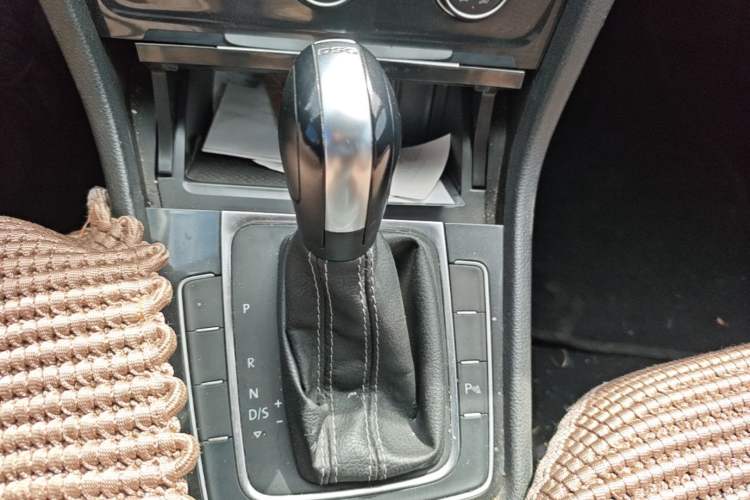 Used Volkswagen Golf 2017 230TSI Automatic Comfort Edition – Celebrating Milestone of One Million Units Gear Lever