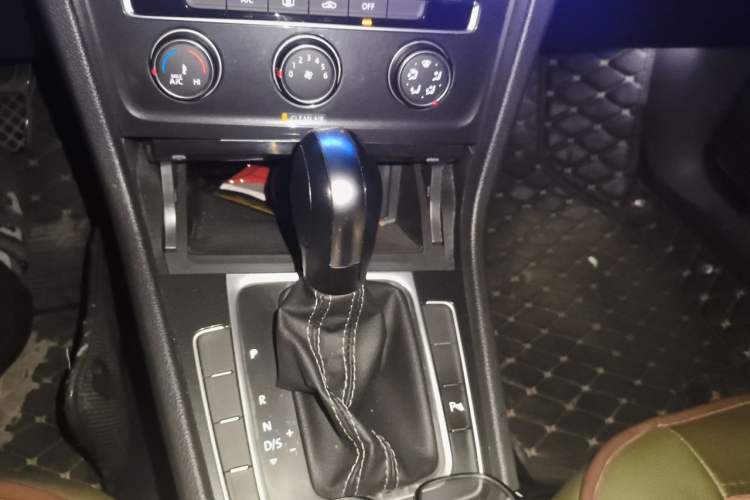 Used Volkswagen Golf 2017 1.6L Automatic Comfort Million-Vehicle Anniversary Edition Gear Lever