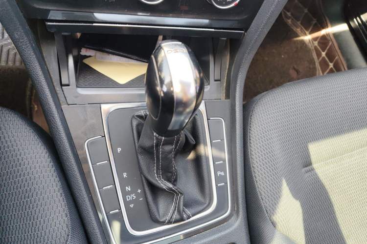 Used Volkswagen Golf 2017 230TSI Automatic Comfort Edition – Celebrating Milestone of One Million Units Gear Lever