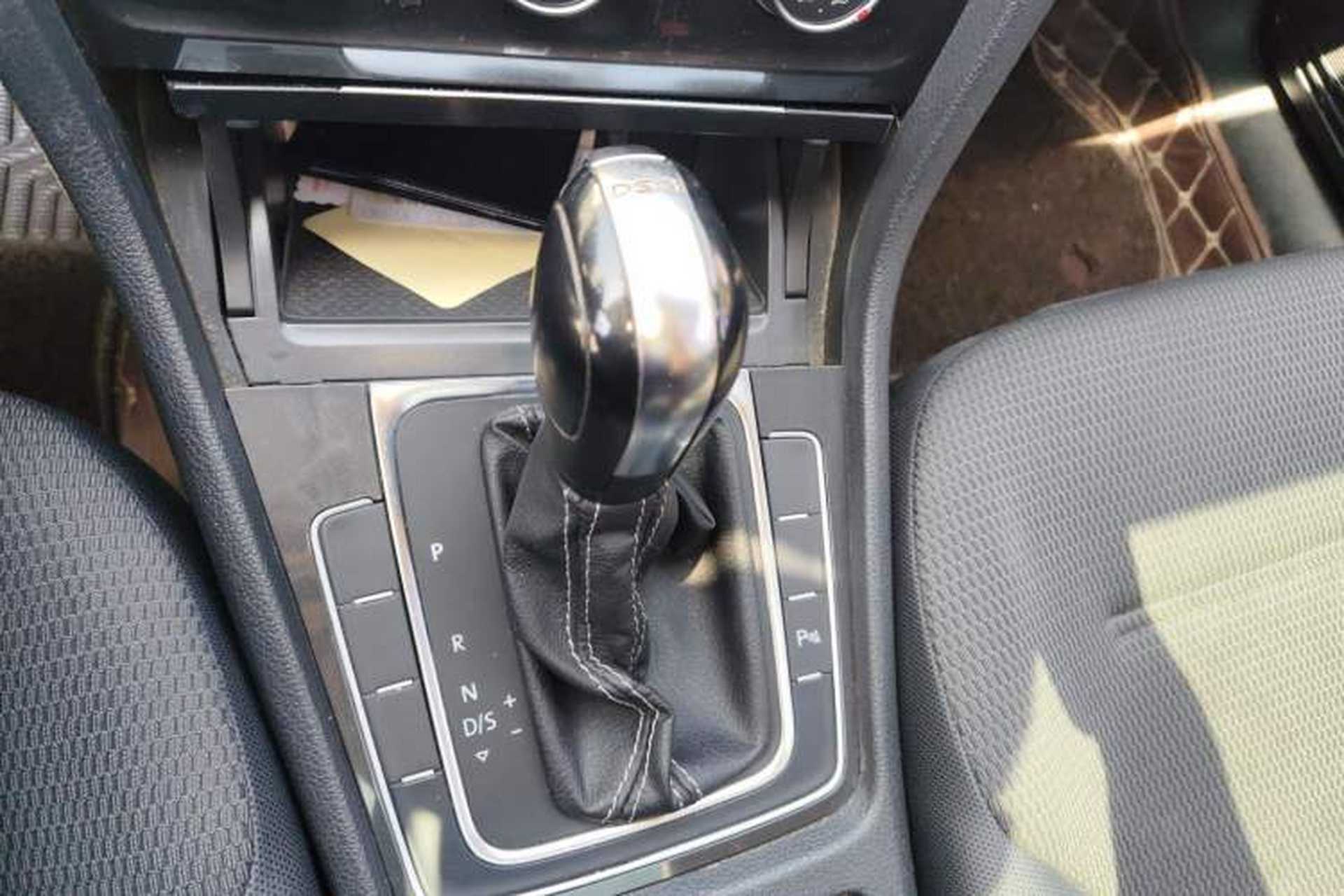 Used Volkswagen Golf 2017 230TSI Automatic Comfort Edition – Celebrating Milestone of One Million Units Gear Lever