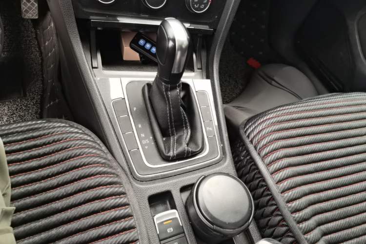 Used Volkswagen Golf 2017 1.6L Automatic Comfort Million-Vehicle Anniversary Edition Gear Lever