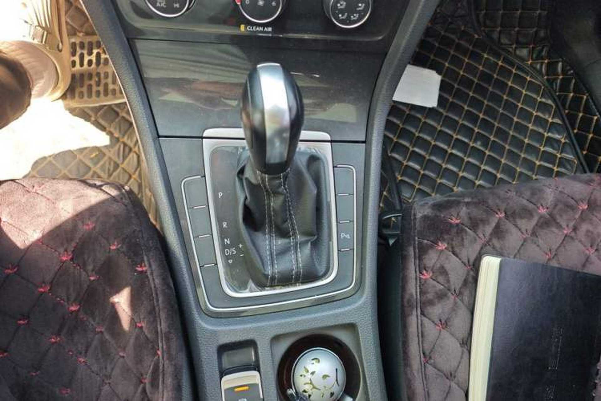 Used Volkswagen Golf 2017 1.6L Automatic Comfort Million-Vehicle Anniversary Edition Gear Lever
