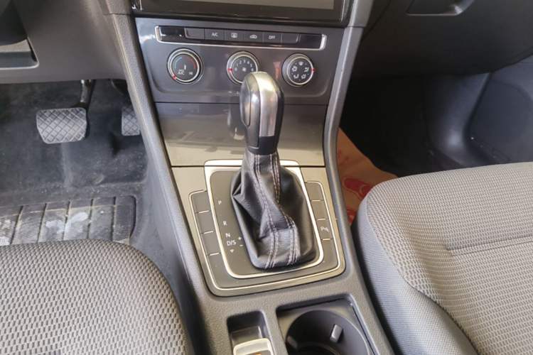 Used Volkswagen Golf 2017 230TSI Automatic Comfort Edition – Celebrating Milestone of One Million Units Gear Lever