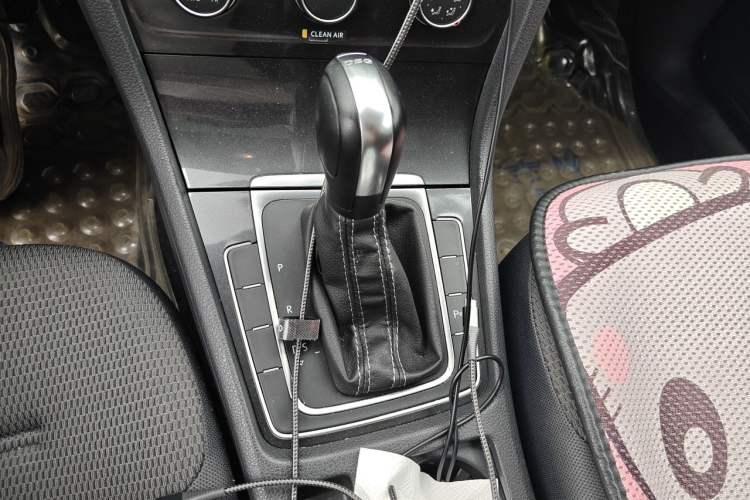 Used Volkswagen Golf 2017 230TSI Automatic Comfort Edition – Celebrating Milestone of One Million Units Gear Lever
