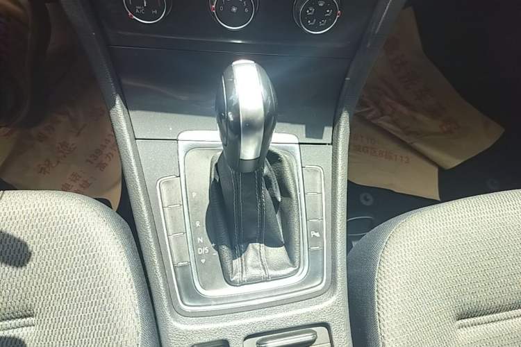 Used Volkswagen Golf 2017 1.6L Automatic Comfort Million-Vehicle Anniversary Edition Gear Lever
