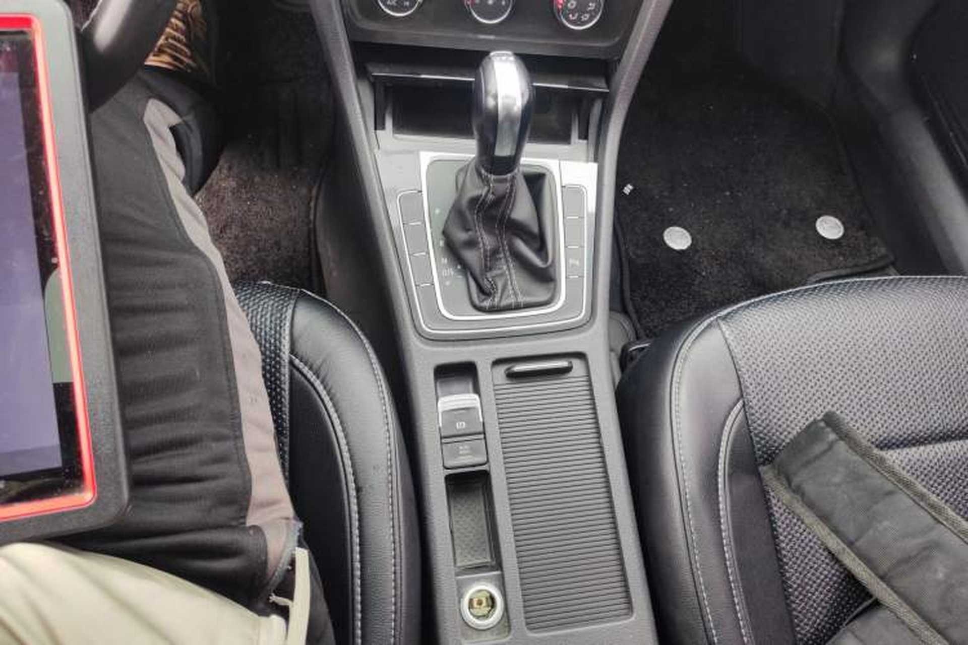 Used Volkswagen Golf 2017 230TSI Automatic Comfort Edition – Celebrating Milestone of One Million Units Gear Lever