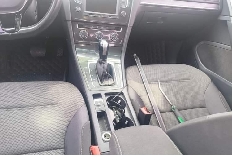 Used Volkswagen Golf 2017 1.6L Automatic Comfort Million-Vehicle Anniversary Edition Gear Lever