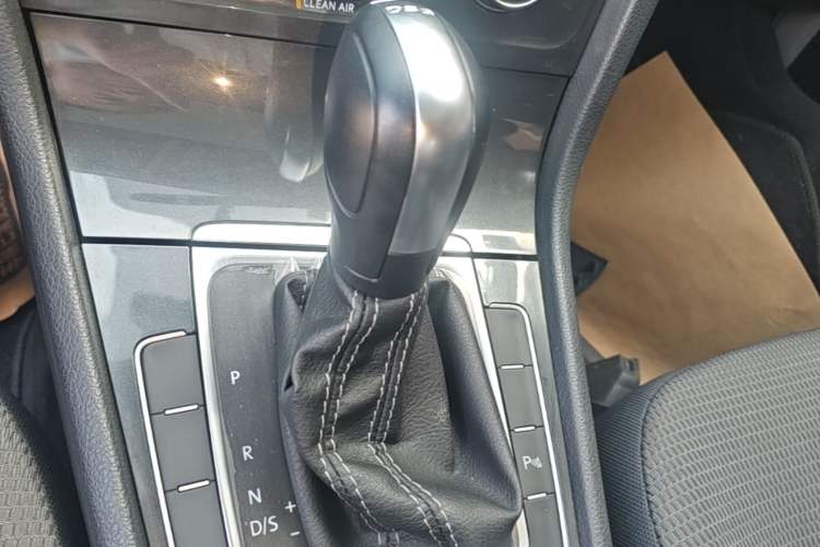 Used Volkswagen Golf 2017 230TSI Automatic Comfort Edition – Celebrating Milestone of One Million Units Gear Lever